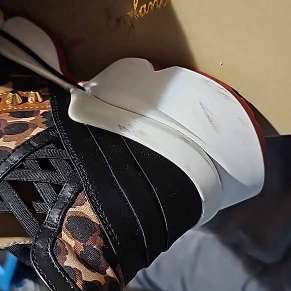 Christian Louboutin - Picture 5 of 8